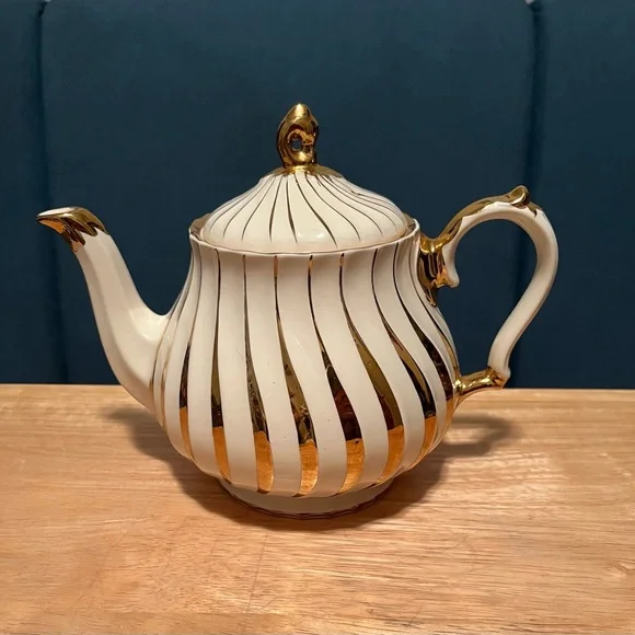 Vintage Tea Pot - Picture 1 of 5